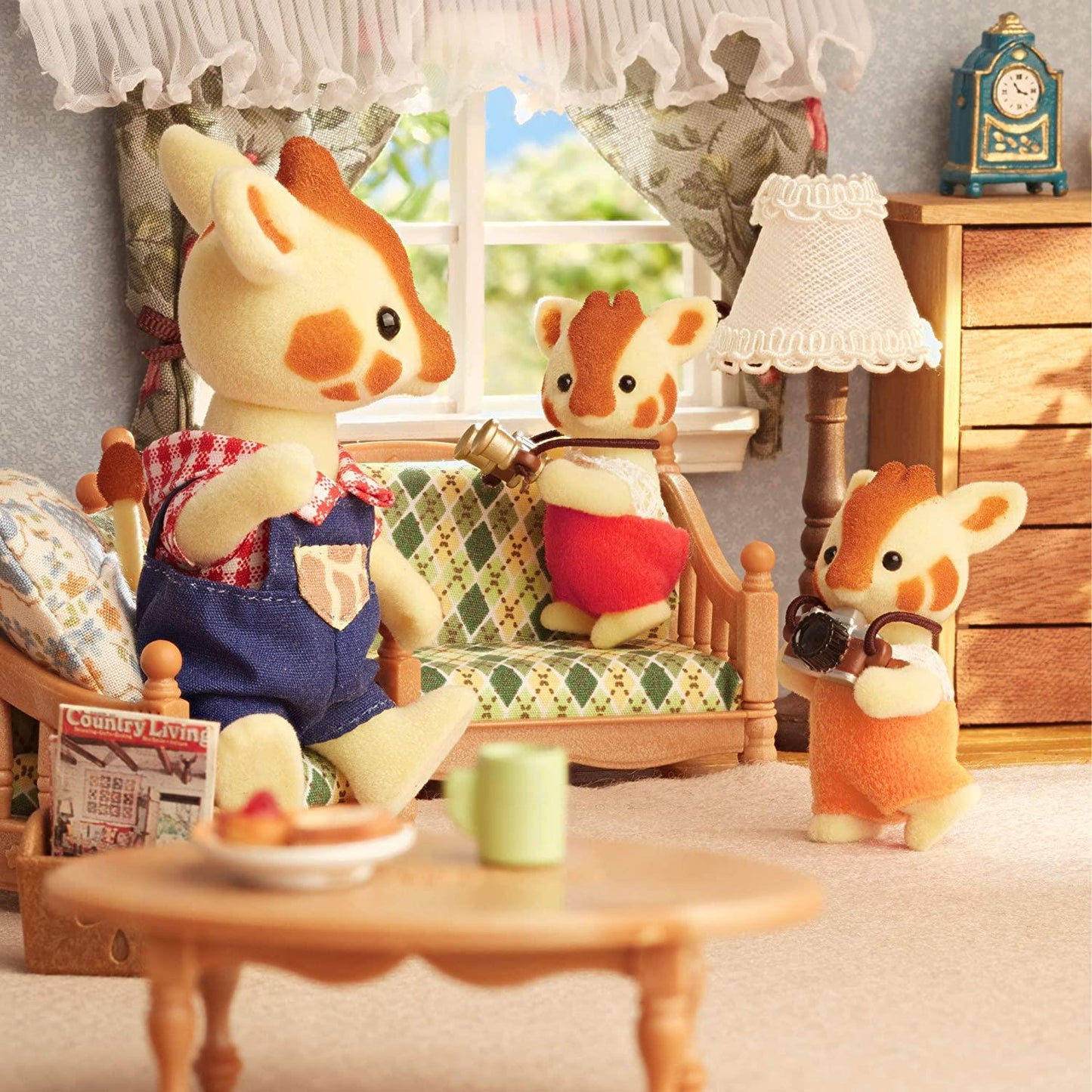 Sylvanian Families Highbranch Giraffe Family Playset for Ages 3 and Up