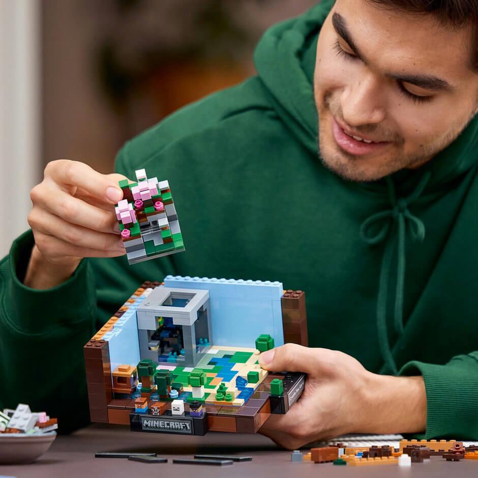 Lego Minecraft 21265 The Crafting Table Model for Adults Age 18 and Up