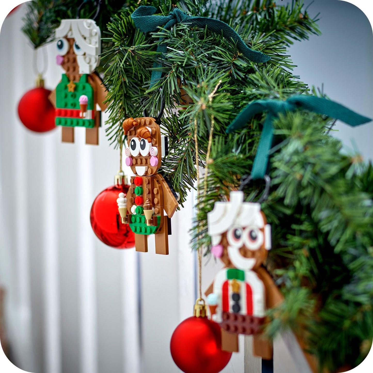 Lego Christmas 40642 Gingerbread Ornaments Seasonal Playset for Age 6+