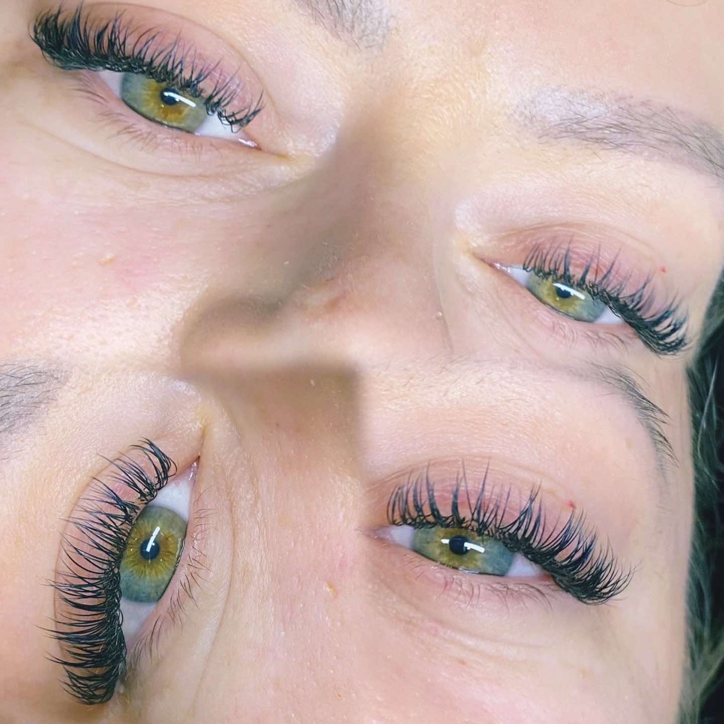 Luxury Cashmere Flat Classics – Mixed Tray 16 Rows