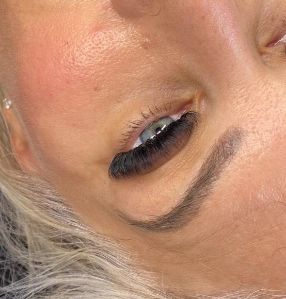 Platinum Velvet Volume Lashes – Mixed Tray (16 Rows)